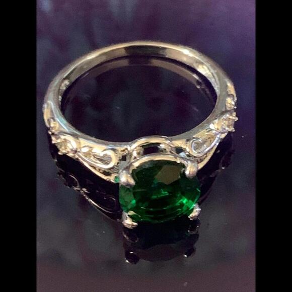 Elegant Emerald Green Ring with Ornate Silver Band 7 - Picture 1 of 4